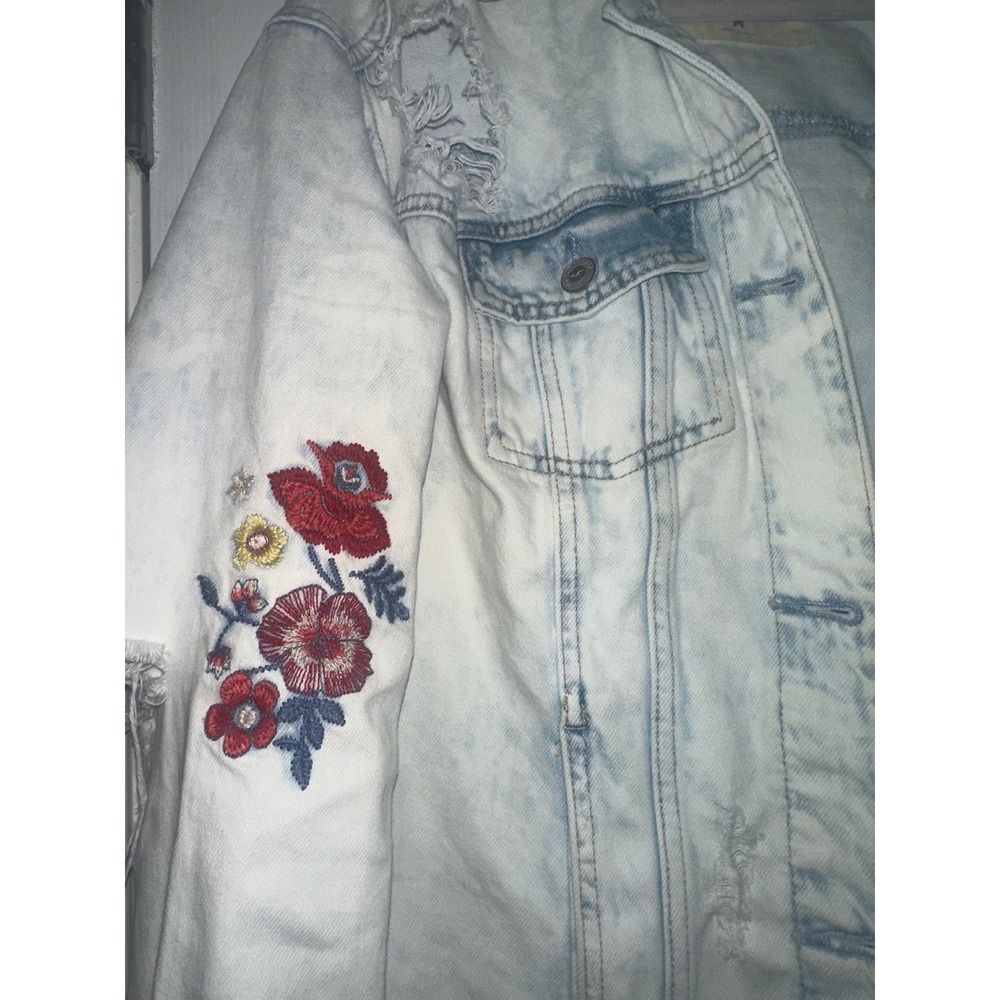 Hollister Floral Embroidered Distressed Denim Jacket Light Acid Wash Womens M - Picture 3 of 8
